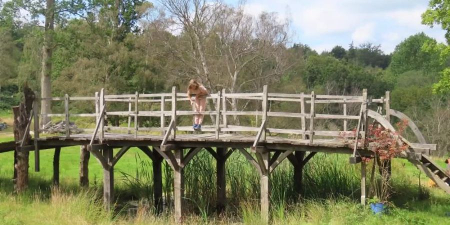 Die Brücke, die «Winnie Pooh»-Autor A.A. Milne zu seinen Kinderbüchern inspirierte, ist versteigert worden. Foto: Summers Place Auctions/dpa