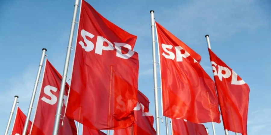 Rote Fahnen mit SPD-Logo