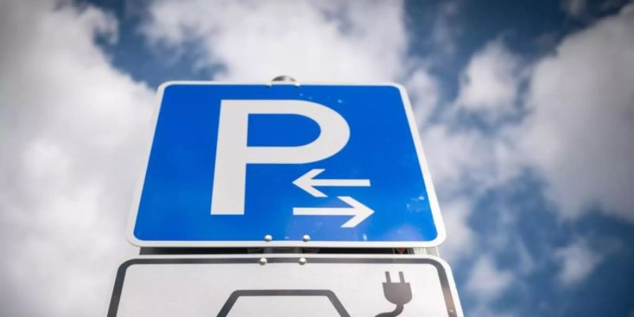 Hier können Sie Strom tanken: Ein Schild deutet auf Parkplätze mit Lademöglichkeiten für Elektroautos hin. Foto: Hendrik Schmidt/dpa-Zentralbild/dpa