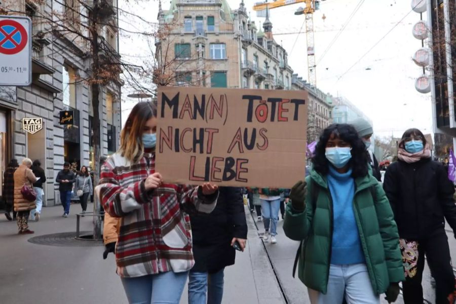 «Man(n) tötet nicht aus Liebe» an der Demonstration gegen Femizide in Zürich.