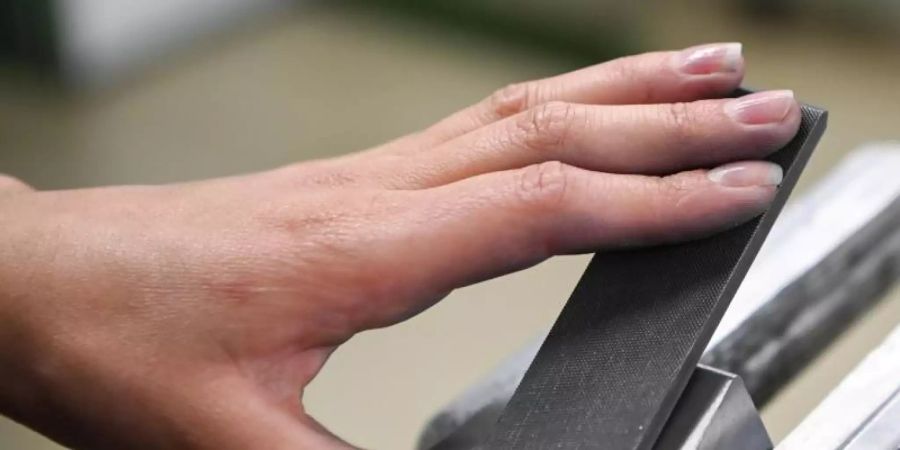 Im zweiten Corona-Jahr hat sich die Lage auf dem Ausbildungsmarkt in Deutschland wieder ein bisschen verbessert, allerdings liegt die Zahl der neu geschlossenen Ausbildungsverträge weiterhin deutlich unter dem Vor-Corona-Niveau. Foto: Jens Kalaene/dpa-Zentralbild/dpa