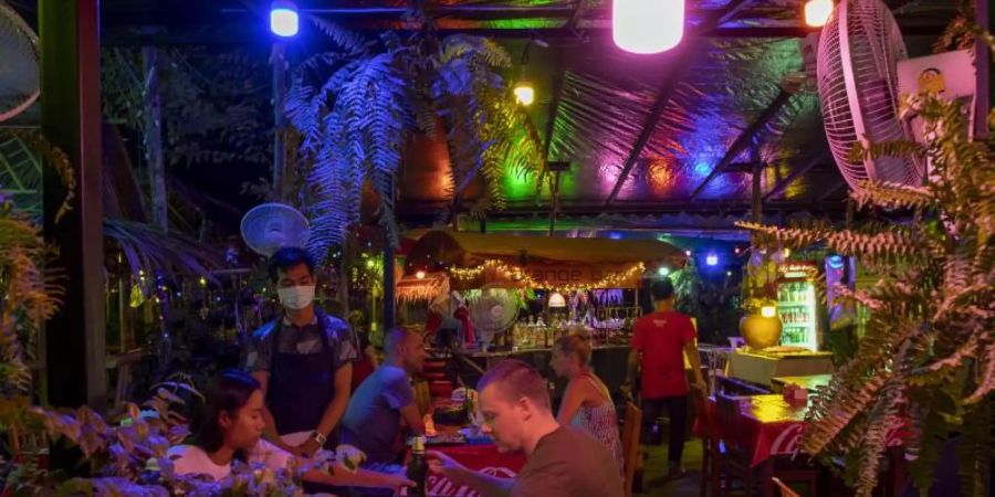 Thailand hatte sich vor einigen Wochen erst wieder für geimpfte Touristen aus zahlreichen Ländern geöffnet. Foto: Gemunu Amarasinghe/AP/dpa