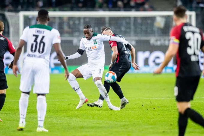 Denis Zakaria im Einsatz für Borussia Mönchengladbach gegen den SC Freiburg. Denis Zakaria Borussia Mönchengladbach