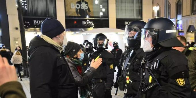 Polizeiangaben zufolge wurden wegen der Angriffe 13 Personen festgenommen. Foto: René Priebe/PR-Video /dpa Polizeiangaben zufolge wurden wegen der Angriffe 13 Personen festgenommen. Foto: René Priebe/PR-Video /dpa