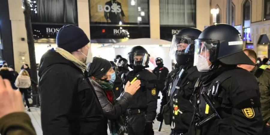 Polizeiangaben zufolge wurden wegen der Angriffe 13 Personen festgenommen. Foto: René Priebe/PR-Video /dpa