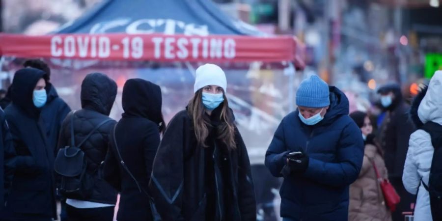 Wartende an Teststation am Times Square in New York