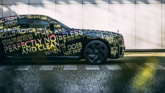 Der Prototyp ist noch ein zweitüriges Coupé, künftig sollen aber alle Rolls-Royce vollelektrisch fahren Rolls Royce Spectre