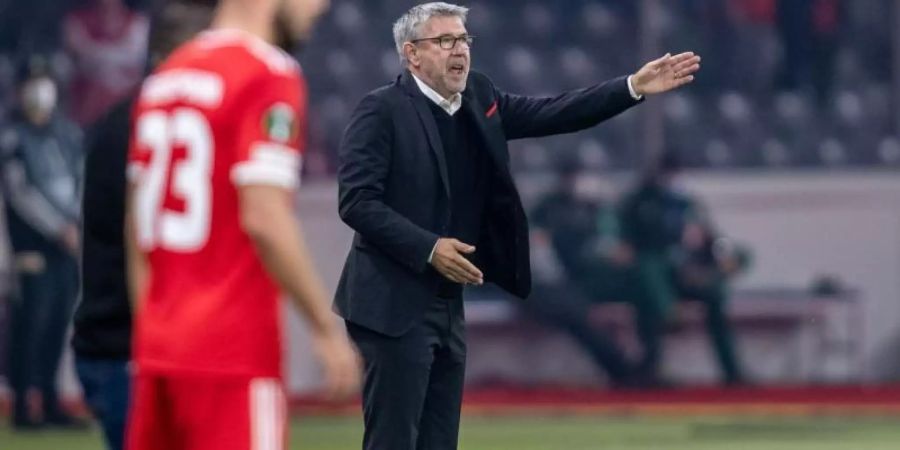 Union-Trainer Urs Fischer steht in der Coachin-Zone und ruft seiner Mannschaft Anweisungen zu. Foto: Andreas Gora/dpa