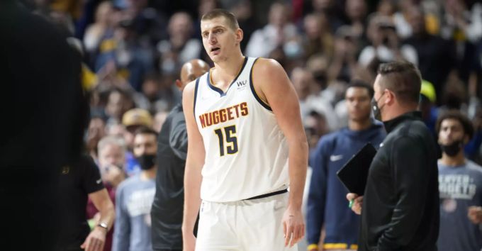 Nikola Jokic wird von der NBA für sein Revanche-Foul gesperrt. Nikola Jokic NBA