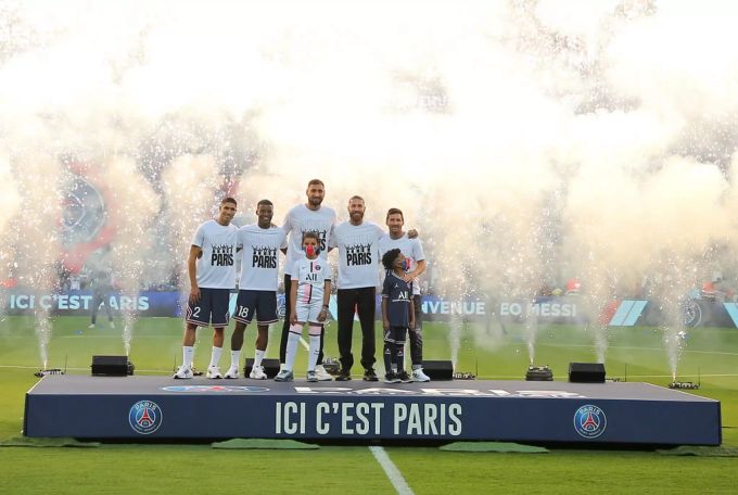 Sergio Ramos posiert mit den PSG-Neuzugängen Achraf Hakimi (l.), Georginio Wijnaldum (2 v. l.), Gianluigi Donnarumma (m.) und Lionel Messi (r). Sergio Ramos