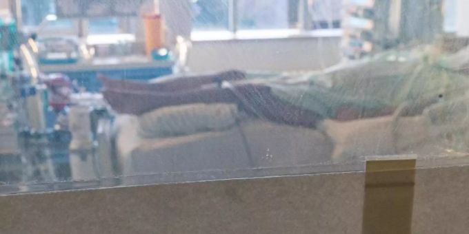Ein schwer an Covid-19 erkrankter Patient liegt in einem Isolierzimmer auf der Corona-Intensivstation im Universitätsklinikum in Halle/Saale. Foto: Hendrik Schmidt/dpa-Zentralbild/dpa Ein schwer an Covid-19 erkrankter Patient liegt in einem Isolierzimmer auf der Corona-Intensivstation im Universitätsklinikum in Halle/Saale. Foto: Hendrik Schmidt/dpa-Zentralbild/dpa