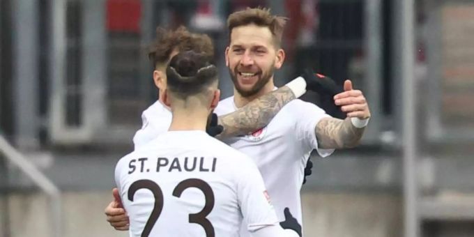 Guido Burgstaller (r) vom FC St. Pauli jubelt mit Leart Paqarada über seinen Treffer zur 1:0-Führung in Nürnberg. Foto: Daniel Karmann/dpa Guido Burgstaller (r) vom FC St. Pauli jubelt mit Leart Paqarada über seinen Treffer zur 1:0-Führung in Nürnberg. Foto: Daniel Karmann/dpa