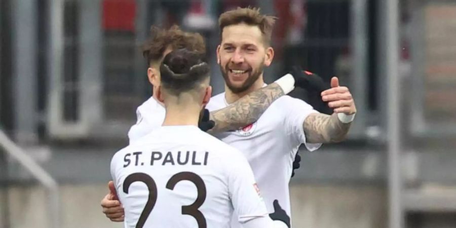 Guido Burgstaller (r) vom FC St. Pauli jubelt mit Leart Paqarada über seinen Treffer zur 1:0-Führung in Nürnberg. Foto: Daniel Karmann/dpa