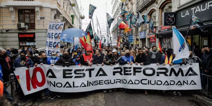 Demonstranten halten während einer Demonstration gegen das «Knebelgesetzes» ein Transparent mit der Aufschrift «Nein zu dieser Reform» hoch. Madrid