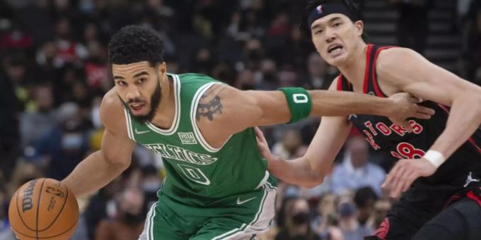 Jayson Tatum von den Boston Celtics zieht an Yuta Watanabe von den Toronto Raptors vorbei. Foto: Chris Young/The Canadian Press via AP/dpa Jayson Tatum von den Boston Celtics zieht an Yuta Watanabe von den Toronto Raptors vorbei. Foto: Chris Young/The Canadian Press via AP/dpa