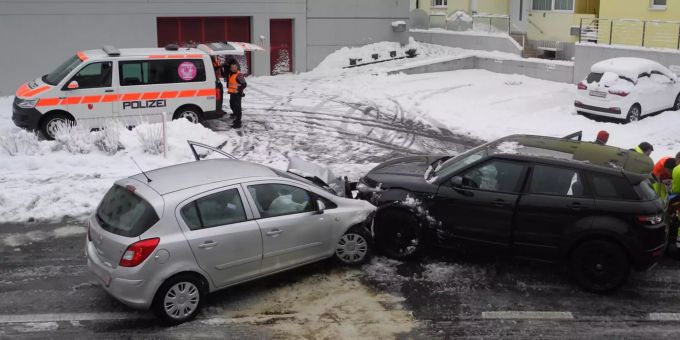 Ein 80-jähriger Autofahrer erlitt bei einer Frontalkollision leichte Verletzungen. Unfall