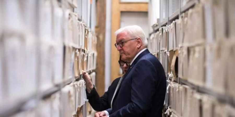 Bundespräsident Frank-Walter Steinmeier besucht das Menschenrechtszentrum der Organisation «Memorial» in Moskau (Russland) und wird von der Leiterin, Irina Lasarewna Scherbakowa, durch das Archiv geführt. Foto: picture alliance / Bernd von Jutrczenka/dpa