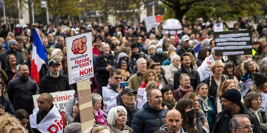 In Genf haben sich am Samstag rund 2500 Personen für eine Demonstration gegen die Corona-Massnahmen versammelt.