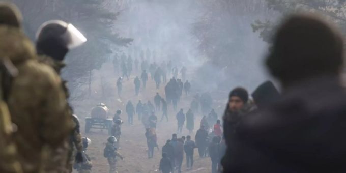 Migranten auf der belarussischen Seite der Grenze. Migranten