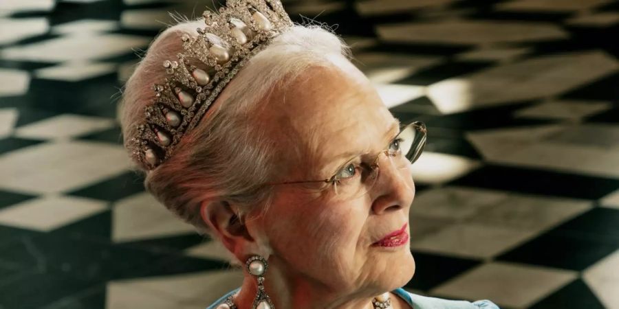 Das neue Porträt von Königin Margrethe II. wurde im Kuppelsaal von Schloss Fredensborg aufgenommen.