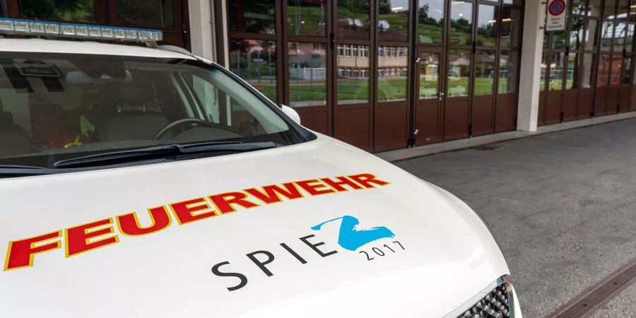 Einsatzfahrzeug der Feuerwehr Spiez vor dem Feuerwehrdepot in Spiez.