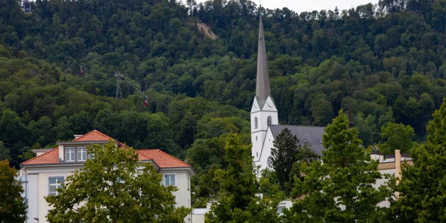 Die Luftseilbahn Adliswil Felsenegg und die katholische Kirche Adliswil.