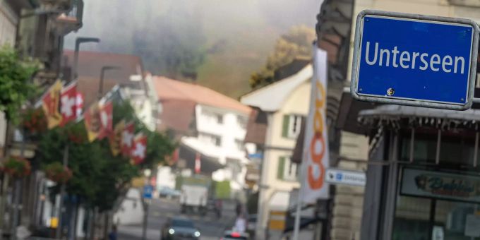 Strassenschild von Unterseen mit Unterseen im Hintergrund. Strassenschild von Unterseen mit Unterseen im Hintergrund.