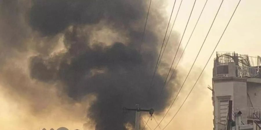 Rauch steigt nach einer Bombenexplosion vergangene Woche in Kabul in den Himmel auf. Rettungskräfte berichteten, dass eine Bombe in einem Kleinbus explodiert sei. Foto: -/AP/dpa
