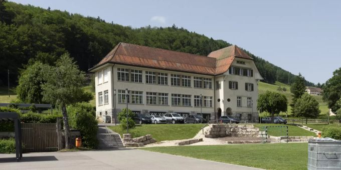 Das Schulhaus «Revue» in Langenbruck mit dem Kindergarten. Das Schulhaus «Revue» in Langenbruck mit dem Kindergarten.