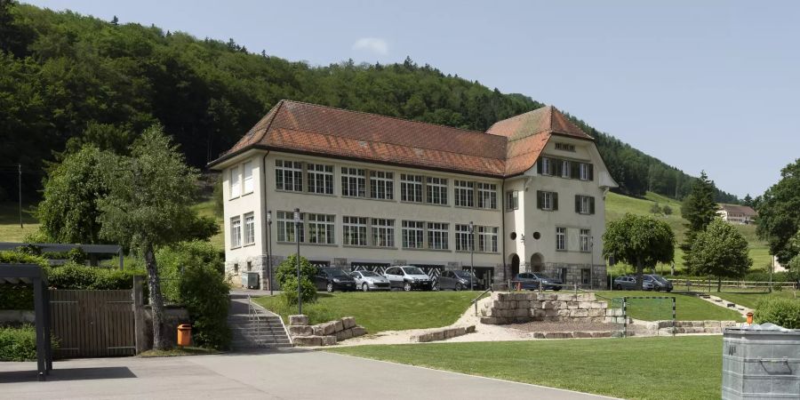 Das Schulhaus «Revue» in Langenbruck mit dem Kindergarten.