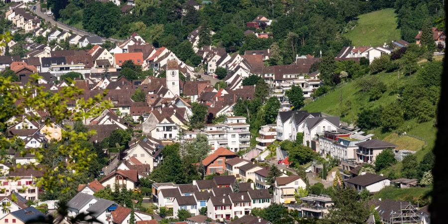 Blick auf den historischen Dorfkern mit der alten Pfarrkirche in Pratteln.