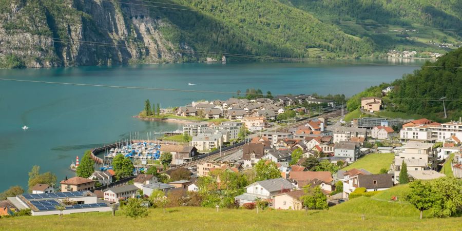 Blick auf Unterterzen in Quarten am Walensee.