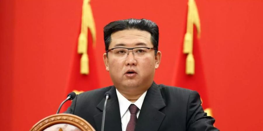 Die Führung von Machthaber Kim Jong Un treibt seit Jahren trotz Sanktionen die Entwicklung von Raketen voran. Foto: -/KCNA /dpa