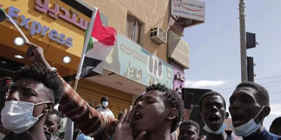 Demonstranten in der sudanesischen Hauptstadt Khartoum skandieren Slogans gegen den Militärputsch vom Oktober 2021. Foto: Marwan Ali/AP/dpa