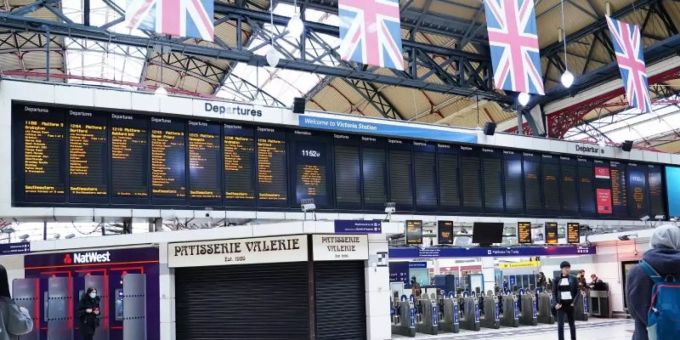 In London fallen bereits Züge aus, weil der Krankenstand durch Omikron so hoch ist. Foto: Ian West/PA Wire/dpa In London fallen bereits Züge aus, weil der Krankenstand durch Omikron so hoch ist. Foto: Ian West/PA Wire/dpa