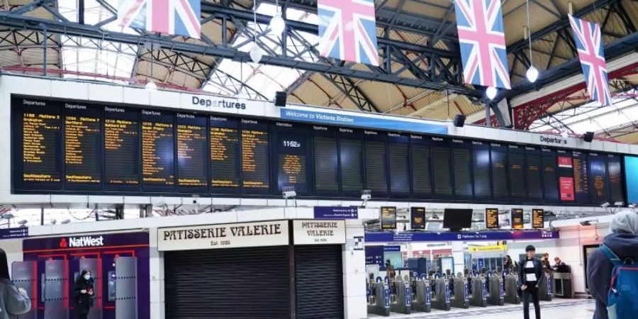 In London fallen bereits Züge aus, weil der Krankenstand durch Omikron so hoch ist. Foto: Ian West/PA Wire/dpa
