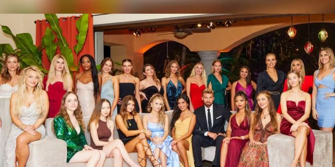 Das sind die 22 Kandidatinnen in der TV-Show «Der Bachelor» 2022. Hinten v.l.: Anna, Lara, Bobette, Claudia, Bella, Christina A., Yasmin, Franzi, Vivian, Christina N., Nele, Emily, Giannina. Vorne v.l.: Irina, Susanna, Elina, Josi, Christina R., Valeria, «Bachelor» Dominik, Jenny, Jana und Natalie. Das sind die 22 Kandidatinnen in der TV-Show «Der Bachelor» 2022. Hinten v.l.: Anna, Lara, Bobette, Claudia, Bella, Christina A., Yasmin, Franzi, Vivian, Christina N., Nele, Emily, Giannina. Vorne v.l.: Irina, Susanna, Elina, Josi, Christina R., Valeria, «Bachelor» Dominik, Jenny, Jana und Natalie.