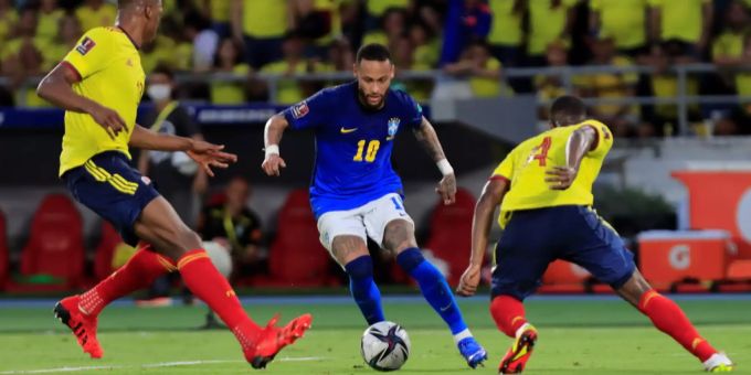Neymar beim Versuch seine kolumbischen Gegenspieler auszudribbeln. kolumbien argentinien