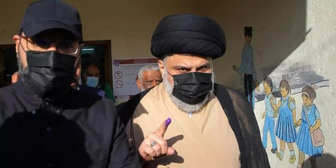 Muqtada as-Sadr (r.) kandidierte bei den Wahlen nicht selbst. Foto: Anmar Khalil/AP/dpa Muqtada as-Sadr