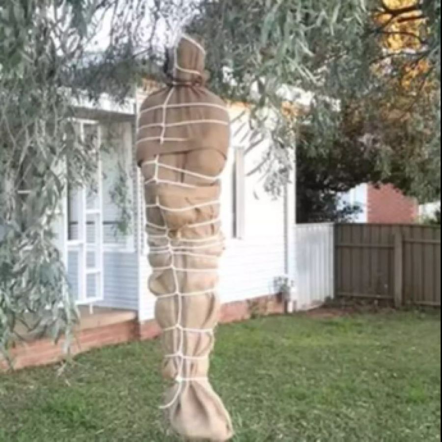 Einige Leute meinten, dass sich jemand im Garten erhängt hätte.