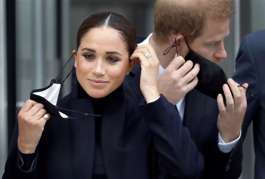 Der Ring am kleinen Finger von Herzogin Meghan sorgt für Wirbel.