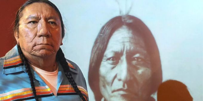 Ernie LaPointe, der Urenkel des legendären Häuptlings Sitting Bull, vor einem Porträt seines berühmten Vorfahren. Die Verwandtschaft zwischen den beiden konnte erst jetzt eindeutig nachgewiesen werden dank einem neuen DNA-Verfahren (Archivbild). sitting bull dna analyse
