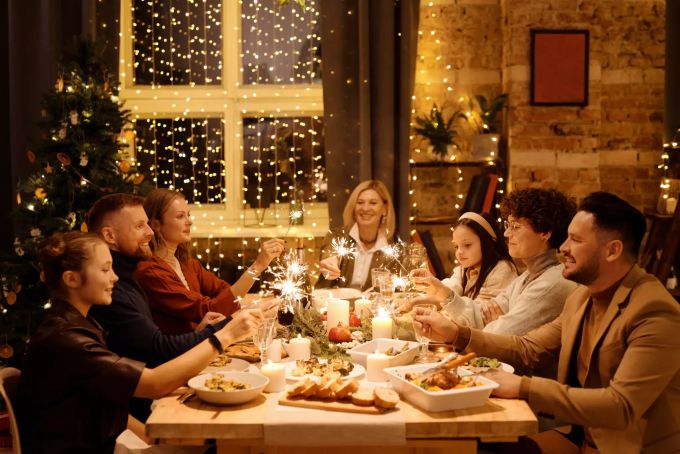 Ein Weihnachtsessen. Coronavirus Weihnachten