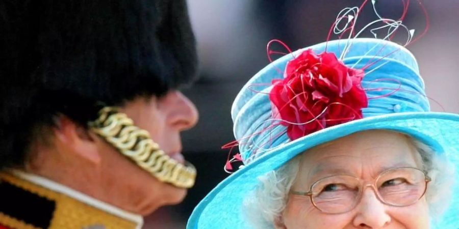 Königin Elizabeth II. und Prinz Philip auf der Horse Guards Parade im Jahr 2009. Foto: Lewis Whyld/PA Wire/dpa/Archiv