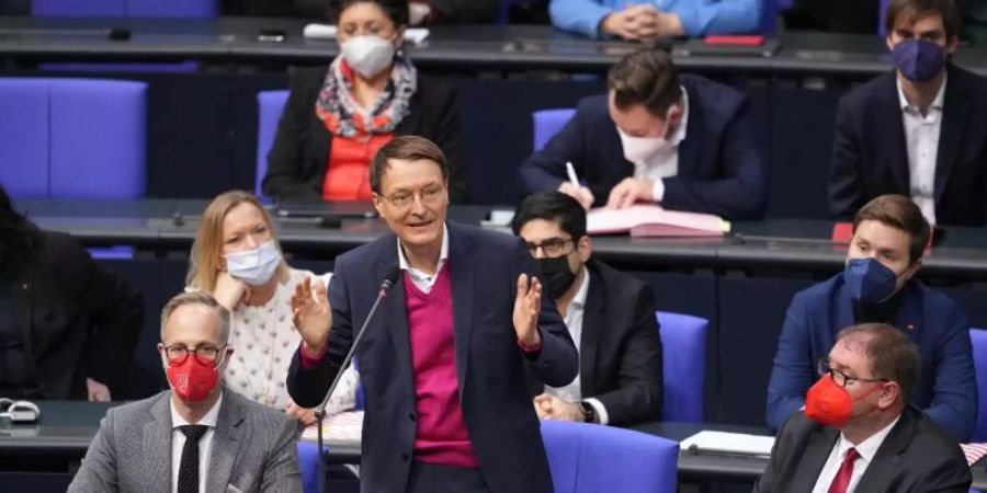 SPD-Gesundheitsexperte Karl Lauterbach (M) im Bundestag. Angesichts der dramatischen Corona-Lage gewinnt die Debatte über eine allgemeine Impfpflicht weiter an Fahrt. Foto: Kay Nietfeld/dpa