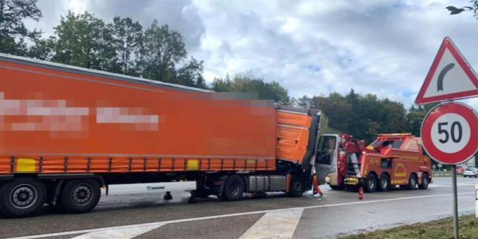 Einer der beteiligten Lastwagenchauffeure wurde leicht verletzt. Unfall