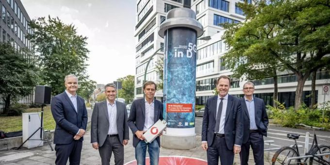 Vodafone setzt auf Litfasssäulen, in die kleine 5G-Antennen eingebaut werden und von aussen nicht sichtbar sind. Foto: Malte Krudewig/dpa Vodafone setzt auf Litfasssäulen, in die kleine 5G-Antennen eingebaut werden und von aussen nicht sichtbar sind. Foto: Malte Krudewig/dpa