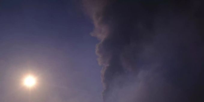 Rauch steigt am Horizont auf, während Lava aus einem Vulkan auf La Palma fliesst. Auch die dortige Tourismusbranche leidet unter dem Vulkanausbruch auf der Kanareninsel. Foto: Daniel Roca/AP/dpa Rauch steigt am Horizont auf, während Lava aus einem Vulkan auf La Palma fliesst. Auch die dortige Tourismusbranche leidet unter dem Vulkanausbruch auf der Kanareninsel. Foto: Daniel Roca/AP/dpa