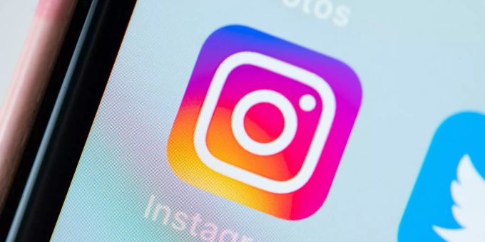 So sind Teenager im sozialen Netzwerk sicherer unterwegs: Instagram gibt Eltern einen neuen Leitfaden für die Mediennutzung an die Hand. Instagram App Motiv Smartphone