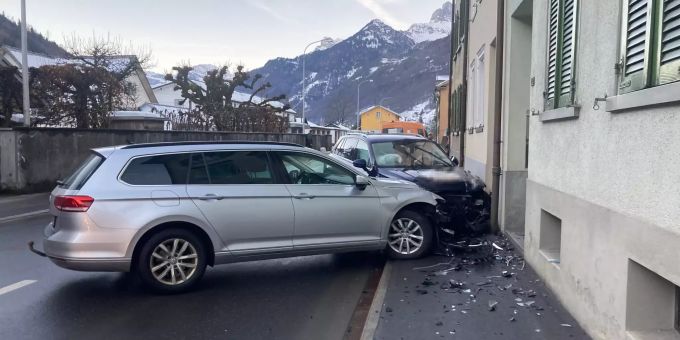 Die drei unfallbeteiligten Fahrzeuge wurden erheblich beschädigt. Unfall